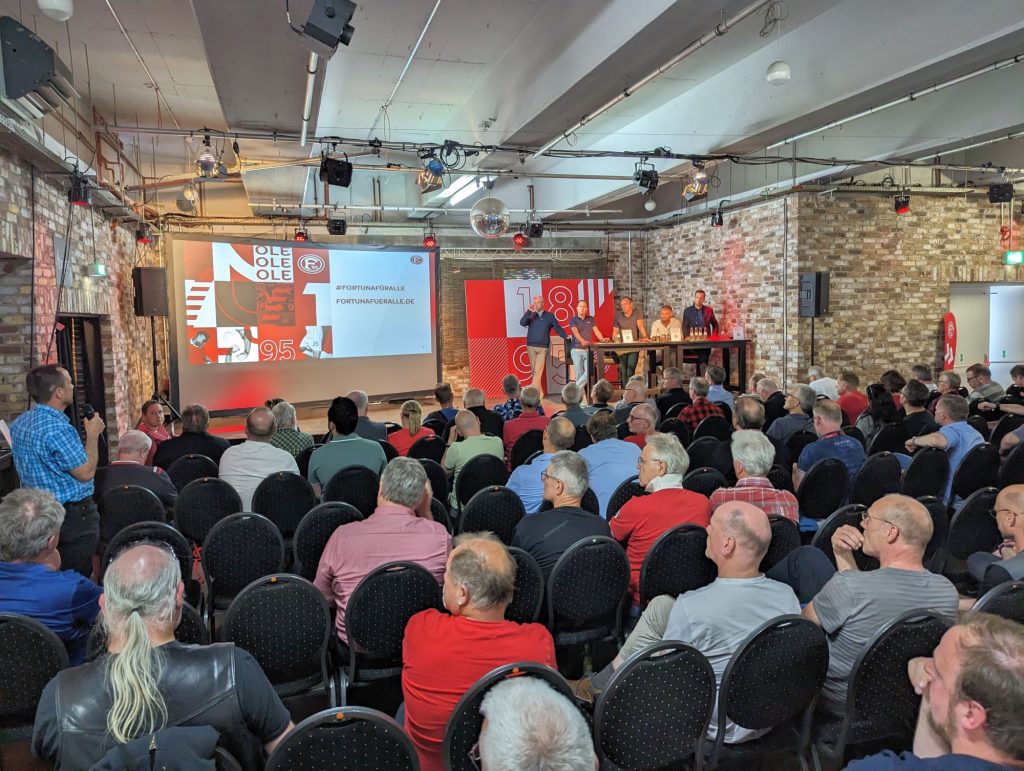 Mehr als 150 Mitglieder bei der Veranstaltung im Stahlwerk (Foto: FP)