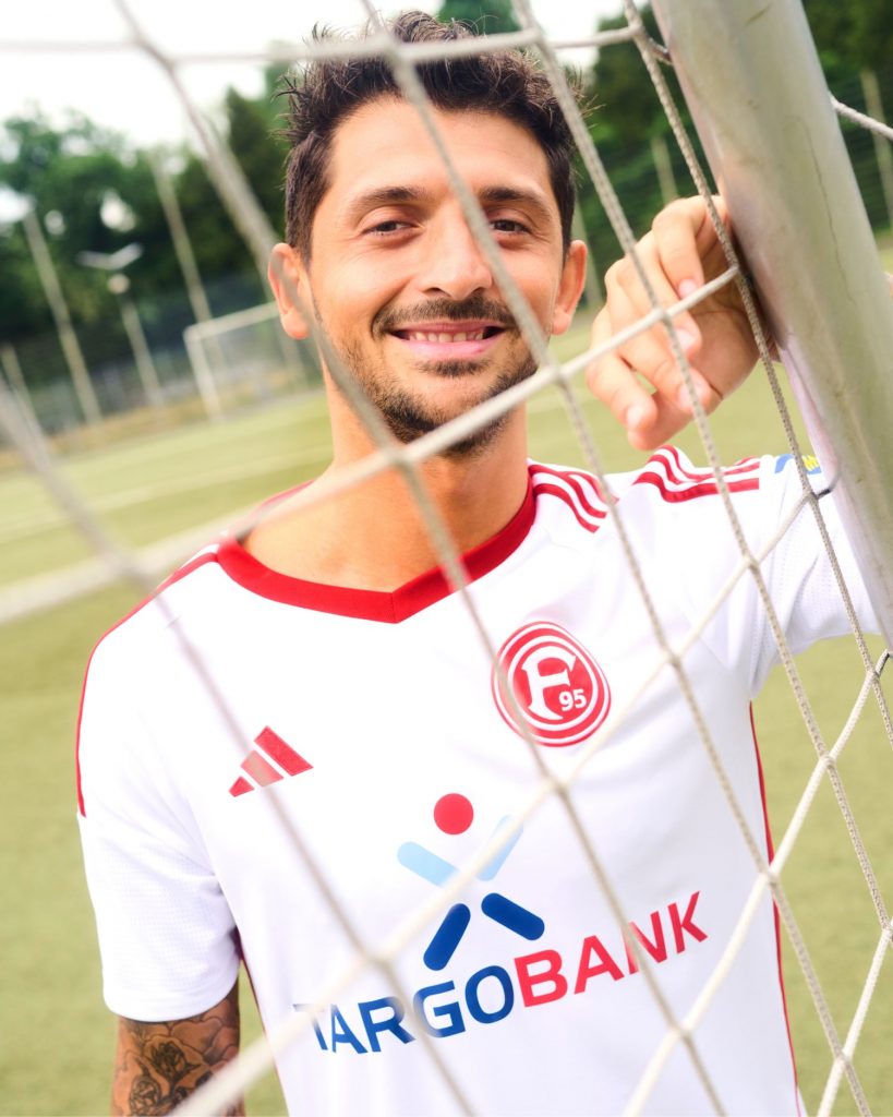 Zimbo im 23/24-Auswärtstrikot (Foto: f95.de)