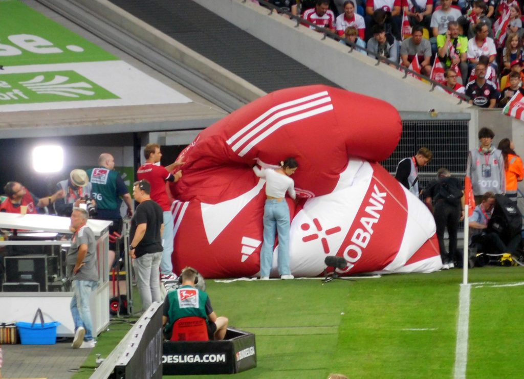 F95 vs Hertha: Da geht dem Trikot die Luft aus (Foto: FP)