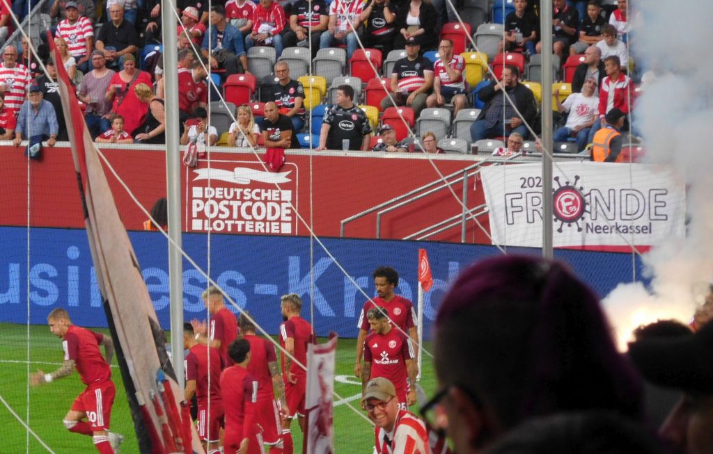 F95 vs Hertha: Warmmachen vor der Süd (Foto: FP)