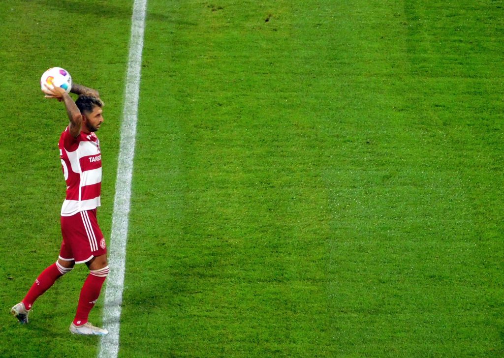 F95 vs Hertha: Zimbo beim Einwurf (Foto: FP)