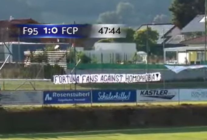 F95 vs PAFC: Schönen Gruß an Viktor Orbán! (Screenshot: f95.tv)