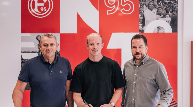 Klaus Allofs und Chris Weber stellen Dennis Jastrzembski vor (Foto: f95.de)