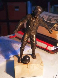 Diese Bronzeskulptur eines Fußballers habe ich von meinem Vater geerbt (Foto: privat)