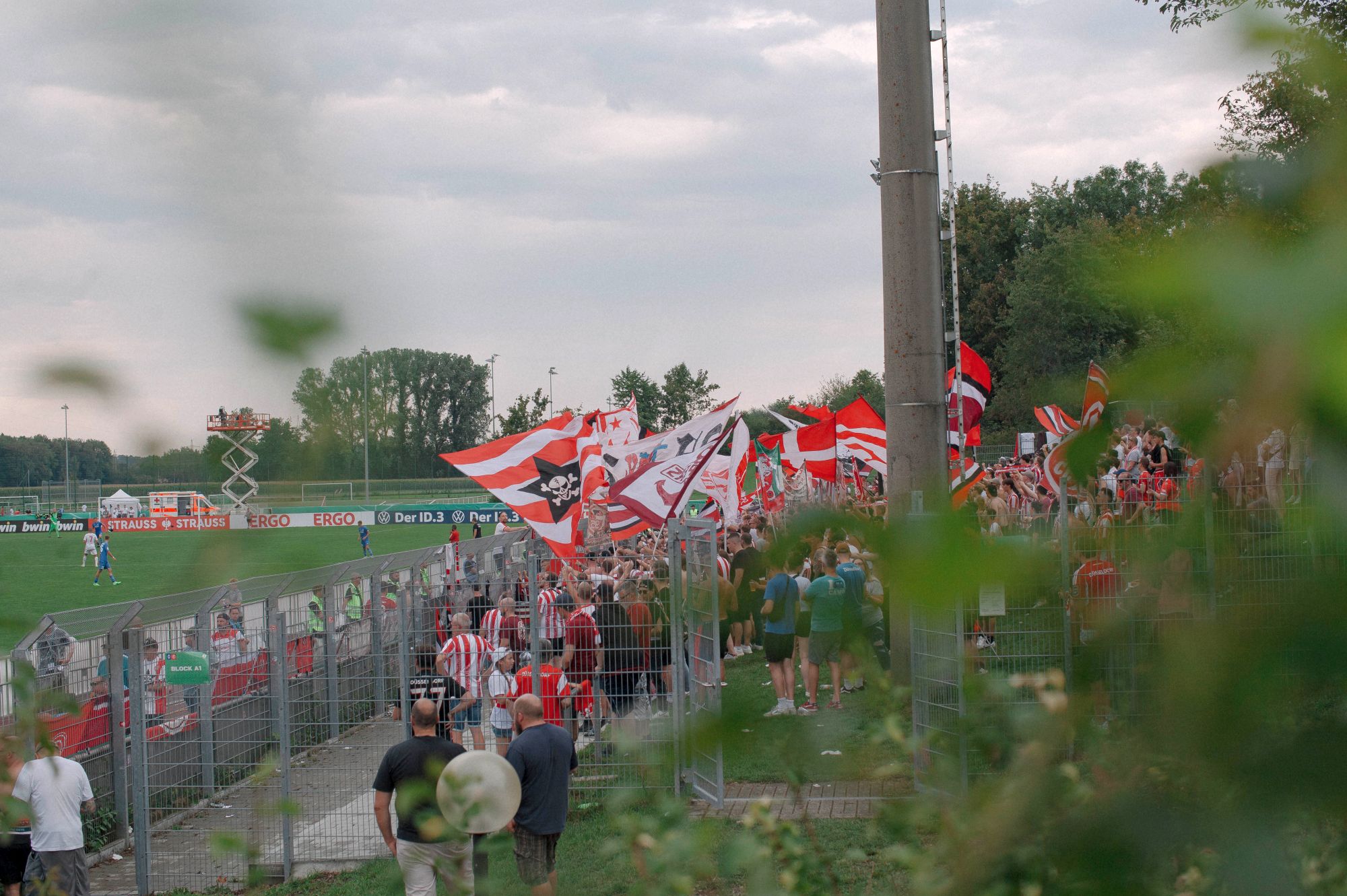 Illertissen vs F95: Fröhliche Fortuna-Fans im nassen Zustand (Foto: Sandra Drljaca)