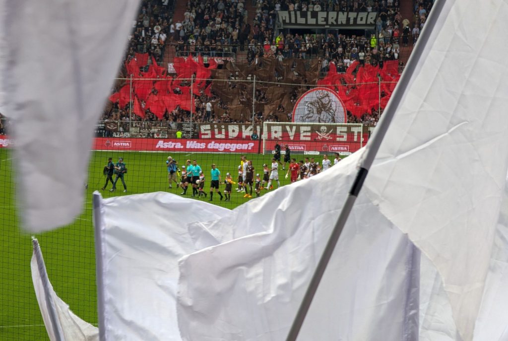 Pauli vs F95: Auflauf hinter der Choreo (Foto: FP)