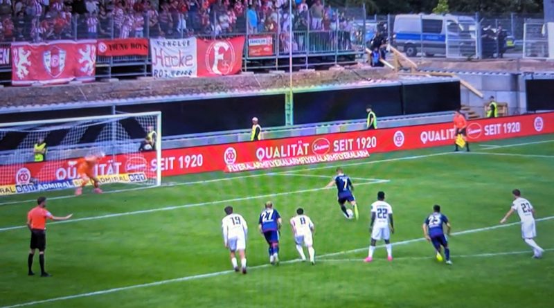 Elversberg vs F95: Chris Tzolis knallt den Elfer rein (Screenshot Sky)