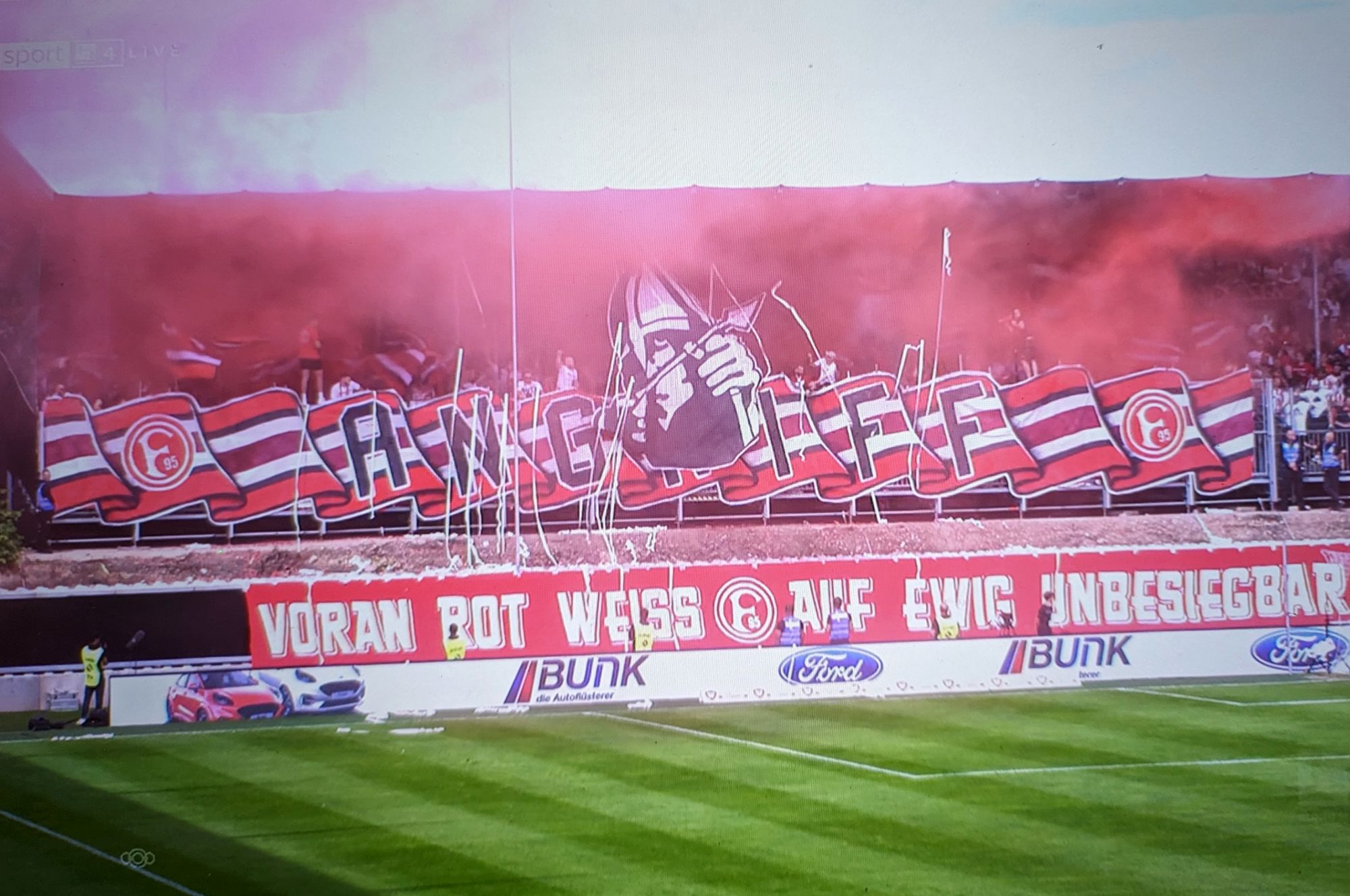 Elversberg vs F95: Bisschen Pyro auf der Stahlrohrtribüne (Screenshot Sky)