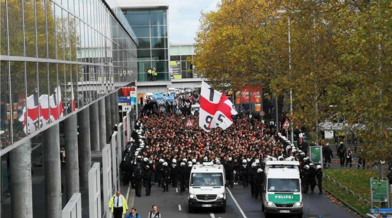2018: Der Fanmarsch vor dem 2:0 gegen den Äff-Zeh (Foto: FP)