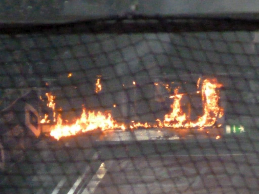 November 2012: Als die HSV-Fans mal ihr eigenes Banner abfackelten (Foto: FP)