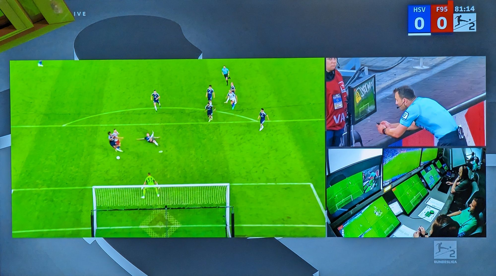 HSV vs F95: Zwayer lässt sich die Bilder zeigen (Screenshot Sky)