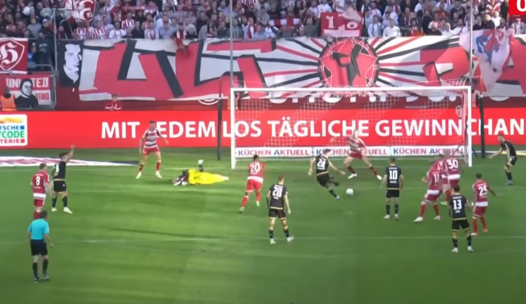 F95 vs KSC: Das umstrittene 0:1 in der 4. Minute (Screenshot Sky)