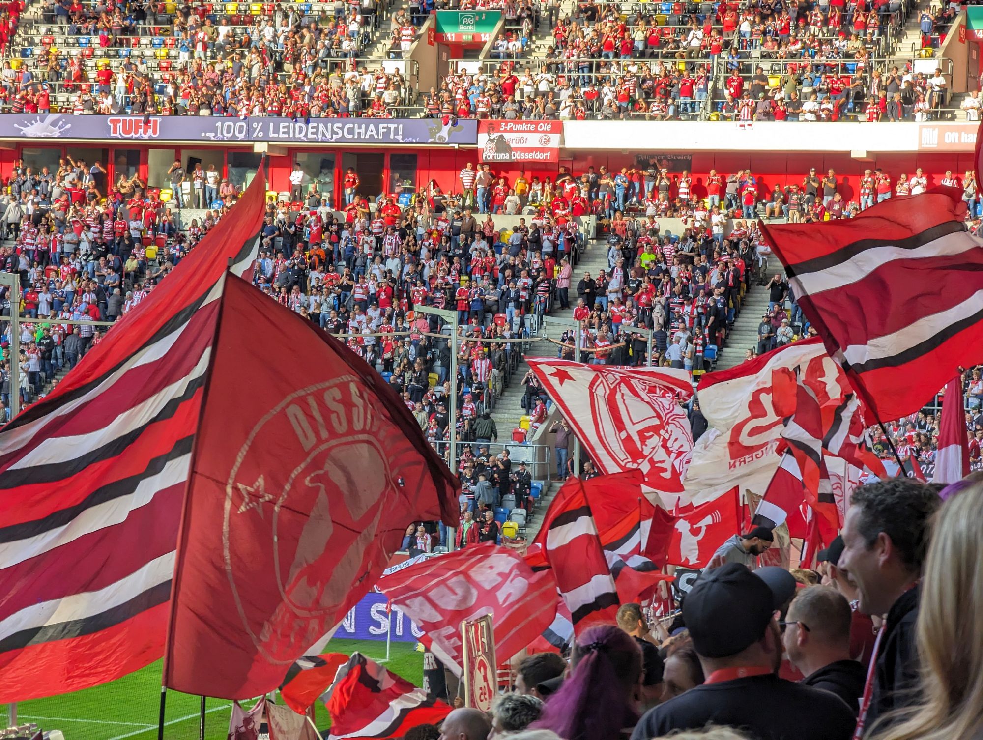 F95 vs KSC: Immer wieder schön, das Fahnenmeer im 36er (Foto: FP)