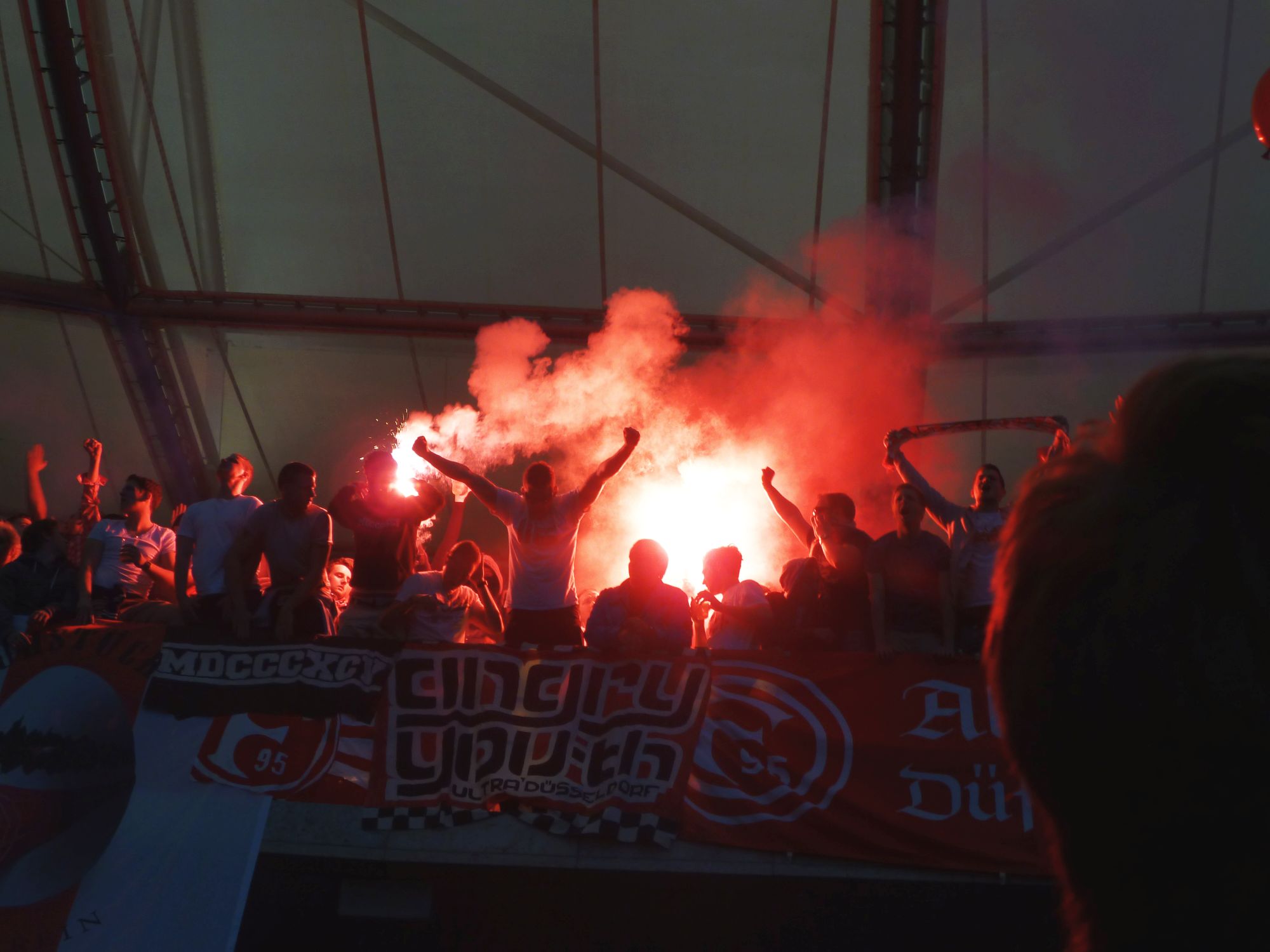 Pyroshow im Olympiastadion beim Relegationshinspiel 2012 (Foto: FP)