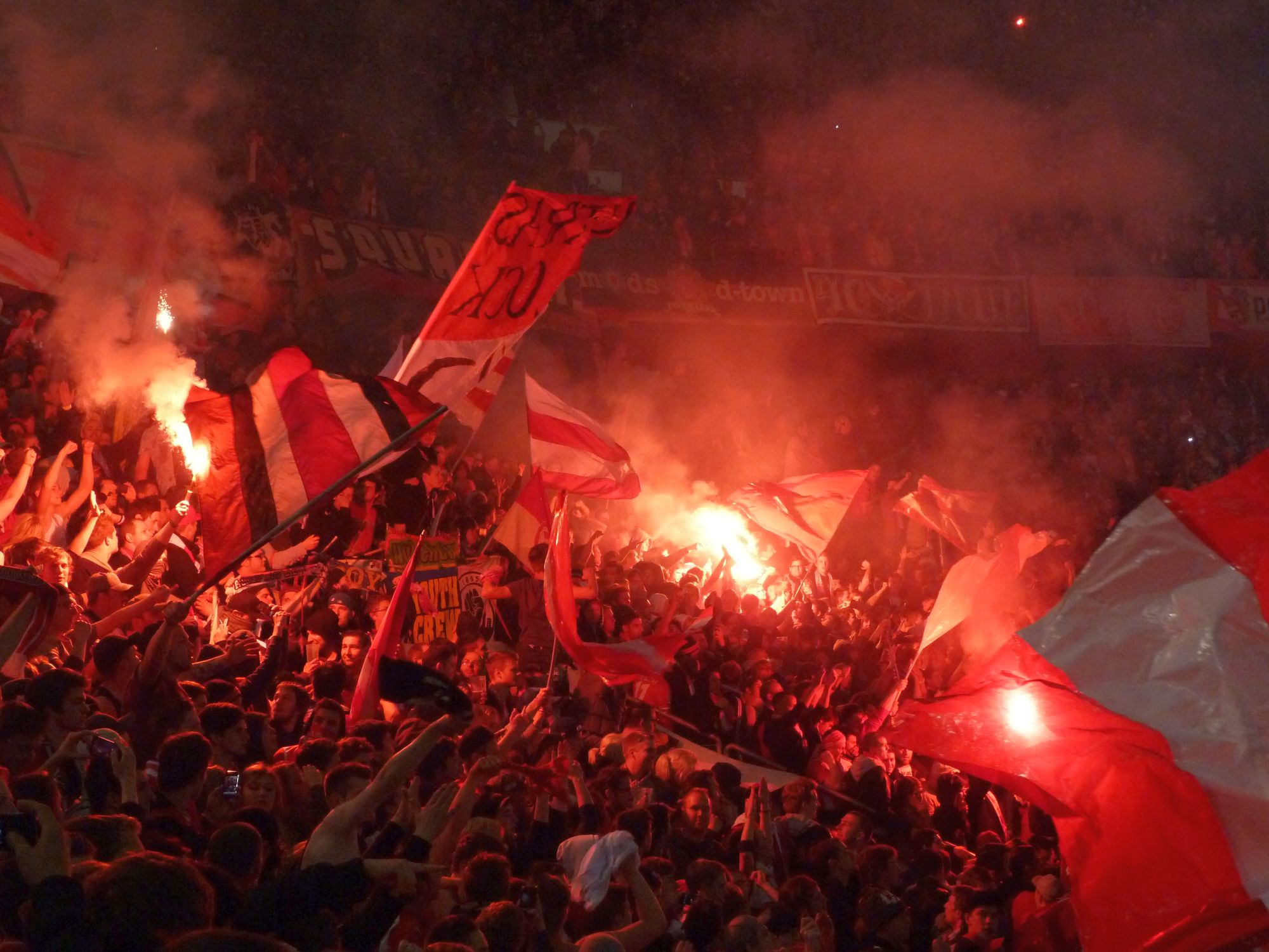 Pyroshow in der Arena beim Relegationsspiel gegen Hertha 2012 (Foto: FP)