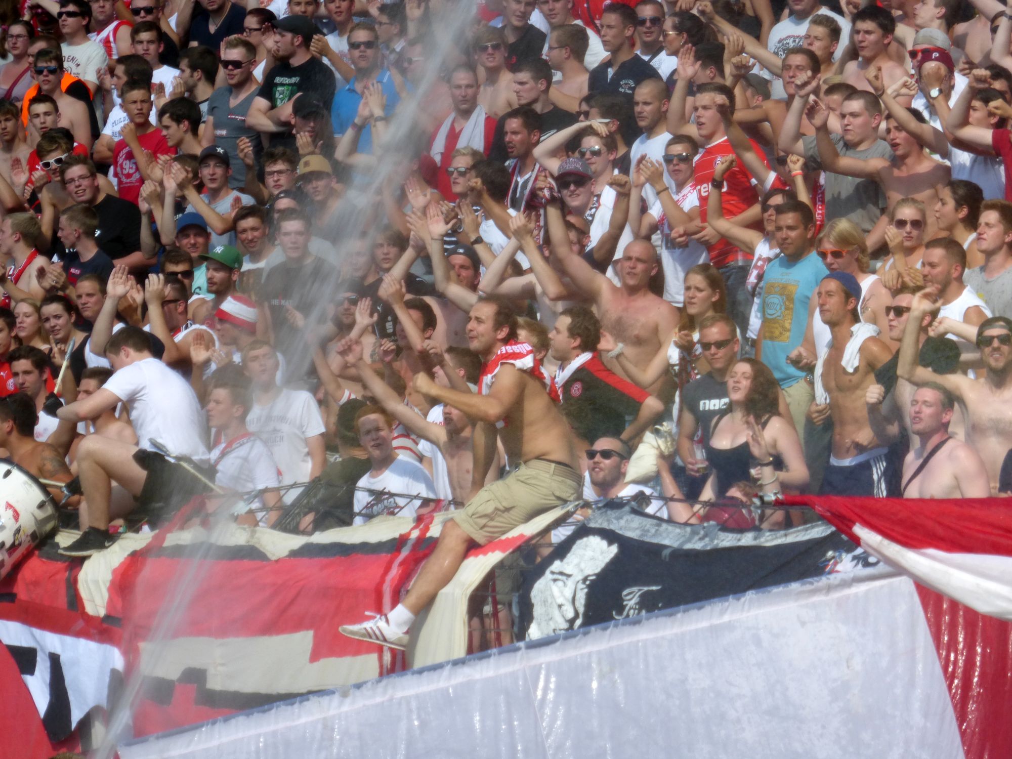 Abkühlung für die Fans bei der blöden Pokalniederlage in Wiedenbrück (Foto: FP)