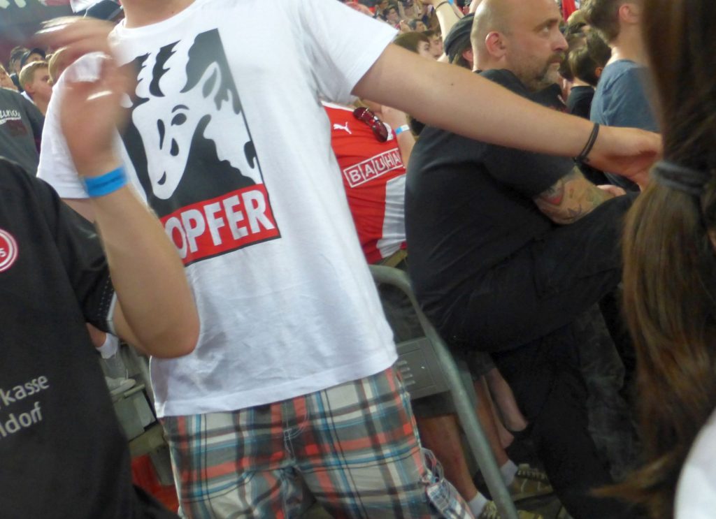 Das passende T-Shirt zum Spiel gegen den Äff-Zeh (Foto: FP)