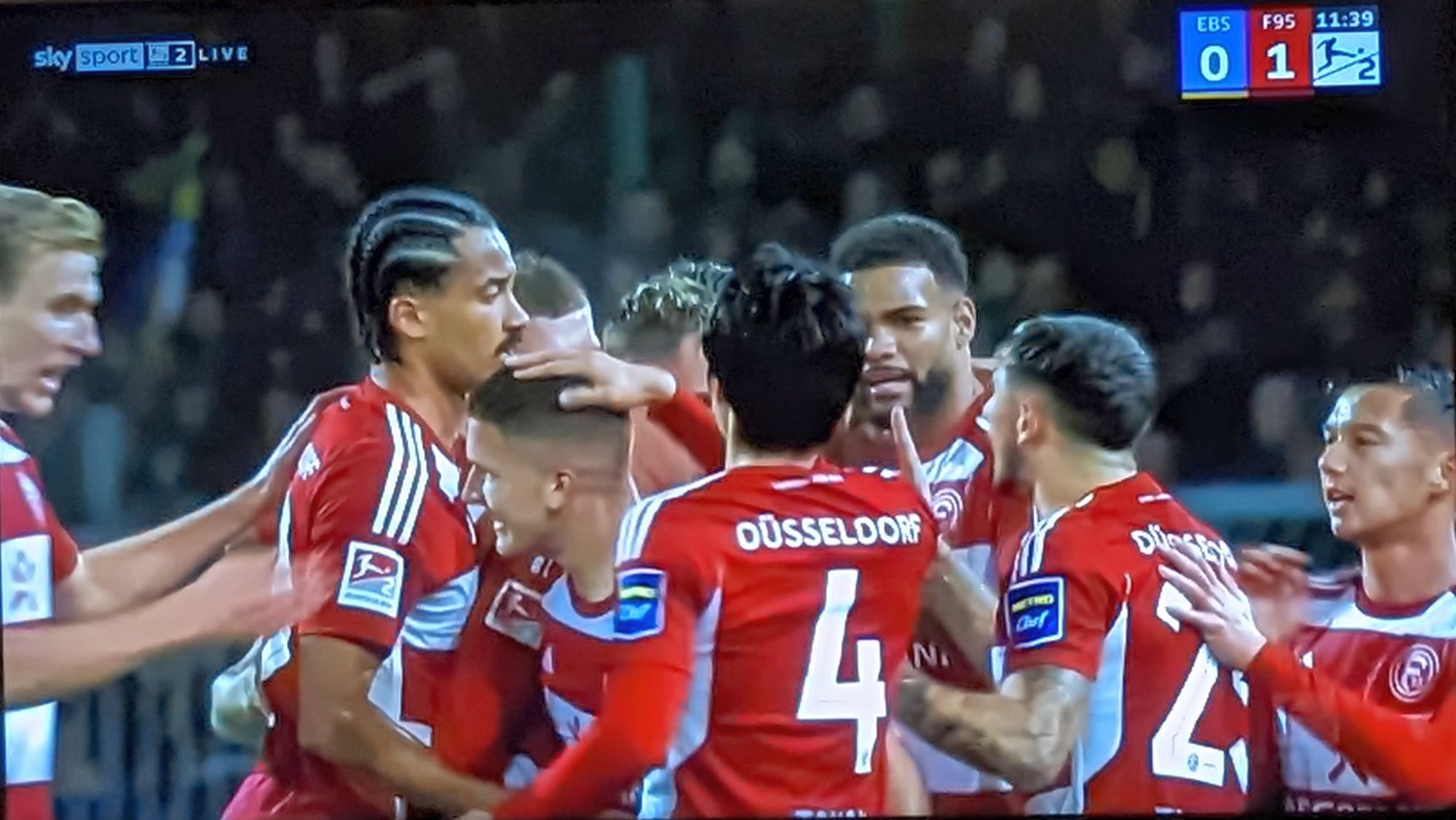 Braunschweig vs F95: Die Jubeltraube nach dem 1:0 in der 12. Minute (Screenshot Sky)