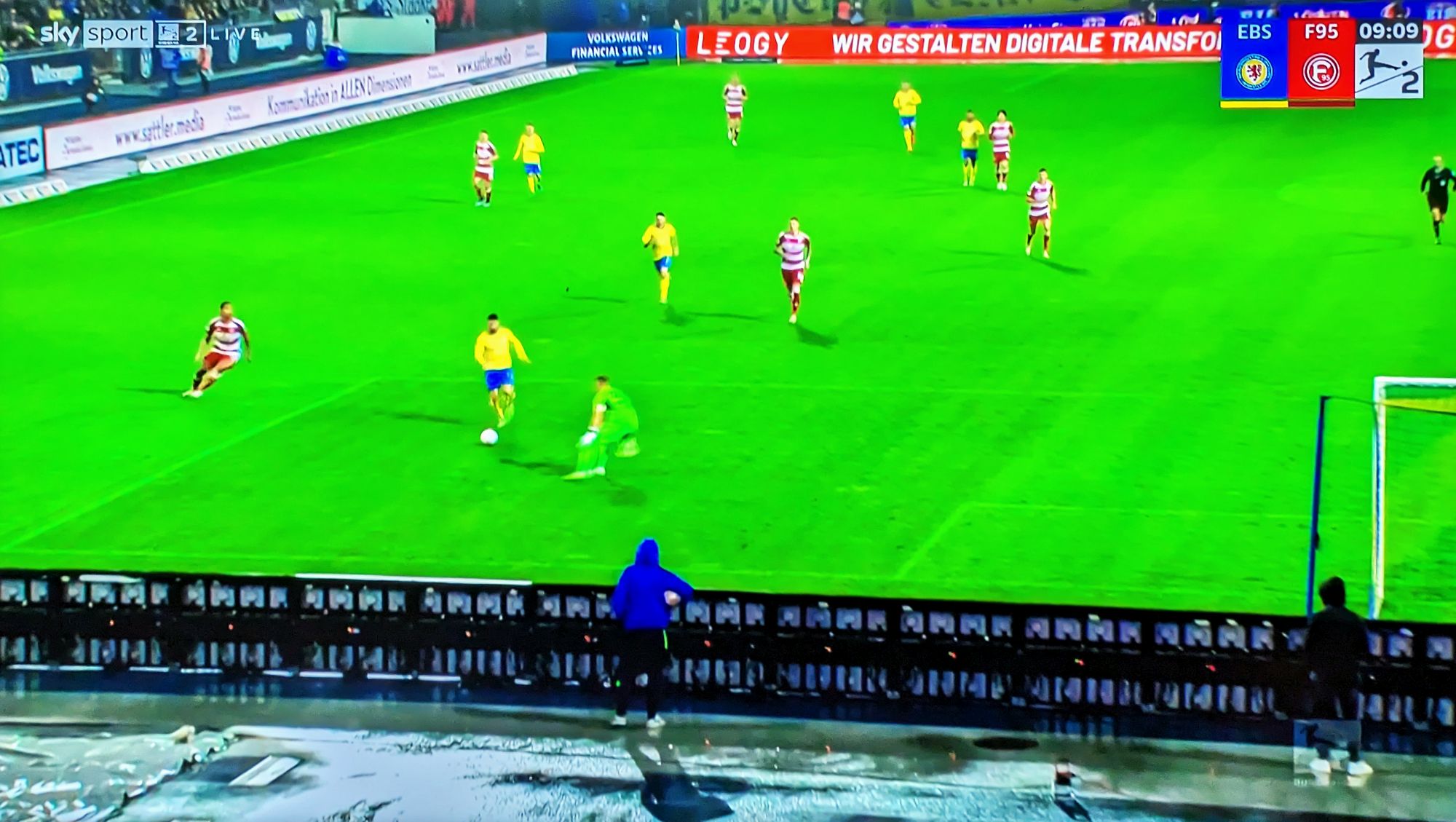 Braunschweig vs F95: Oha, da hätte Emma beinahe ein Gegentor verschuldet... (Screenshot Sky)