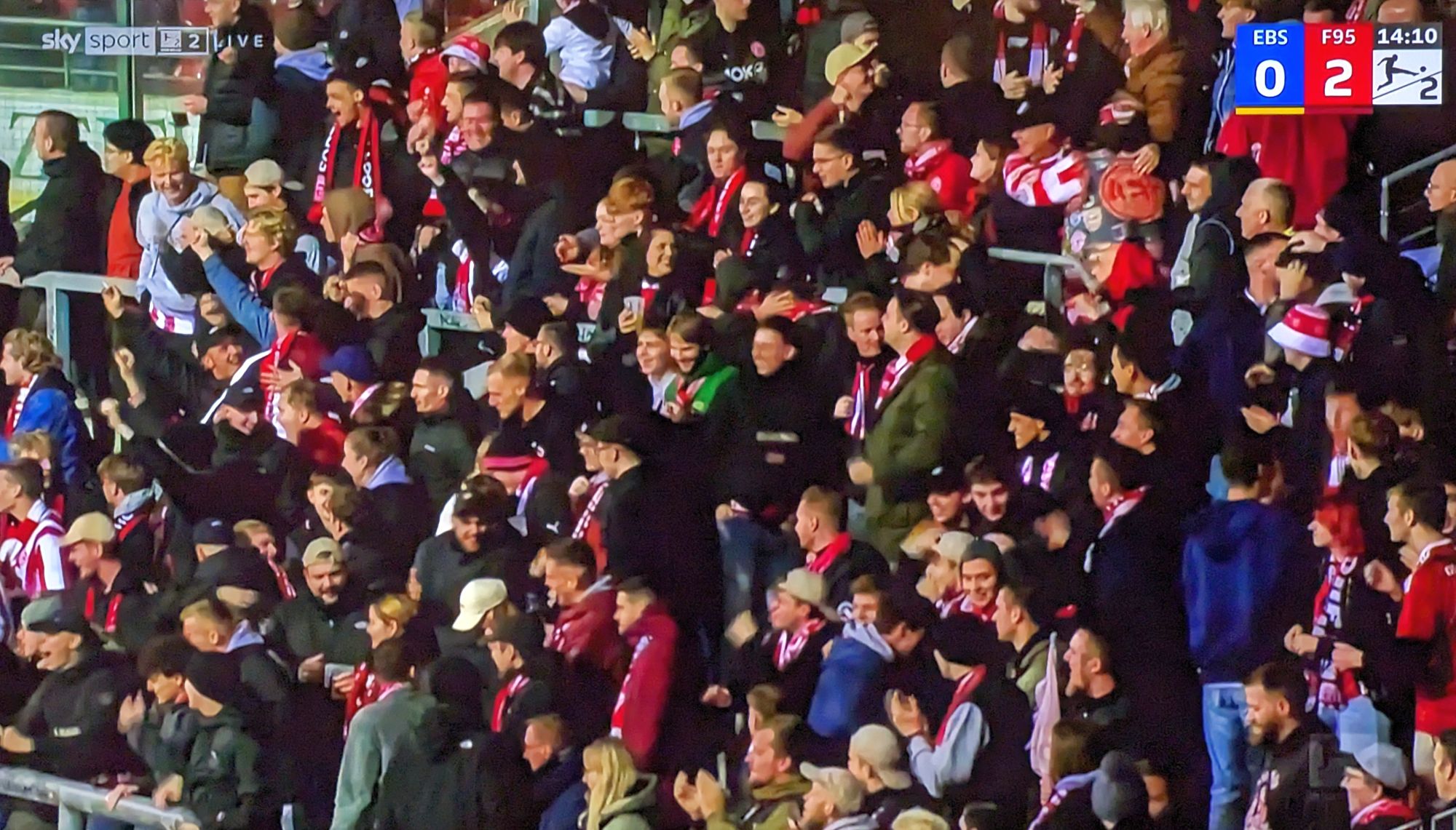 Braunschweig vs F95: Fröhliche Auswärtsreisende im Block - noch ohne Ultras (Screenshot Sky)