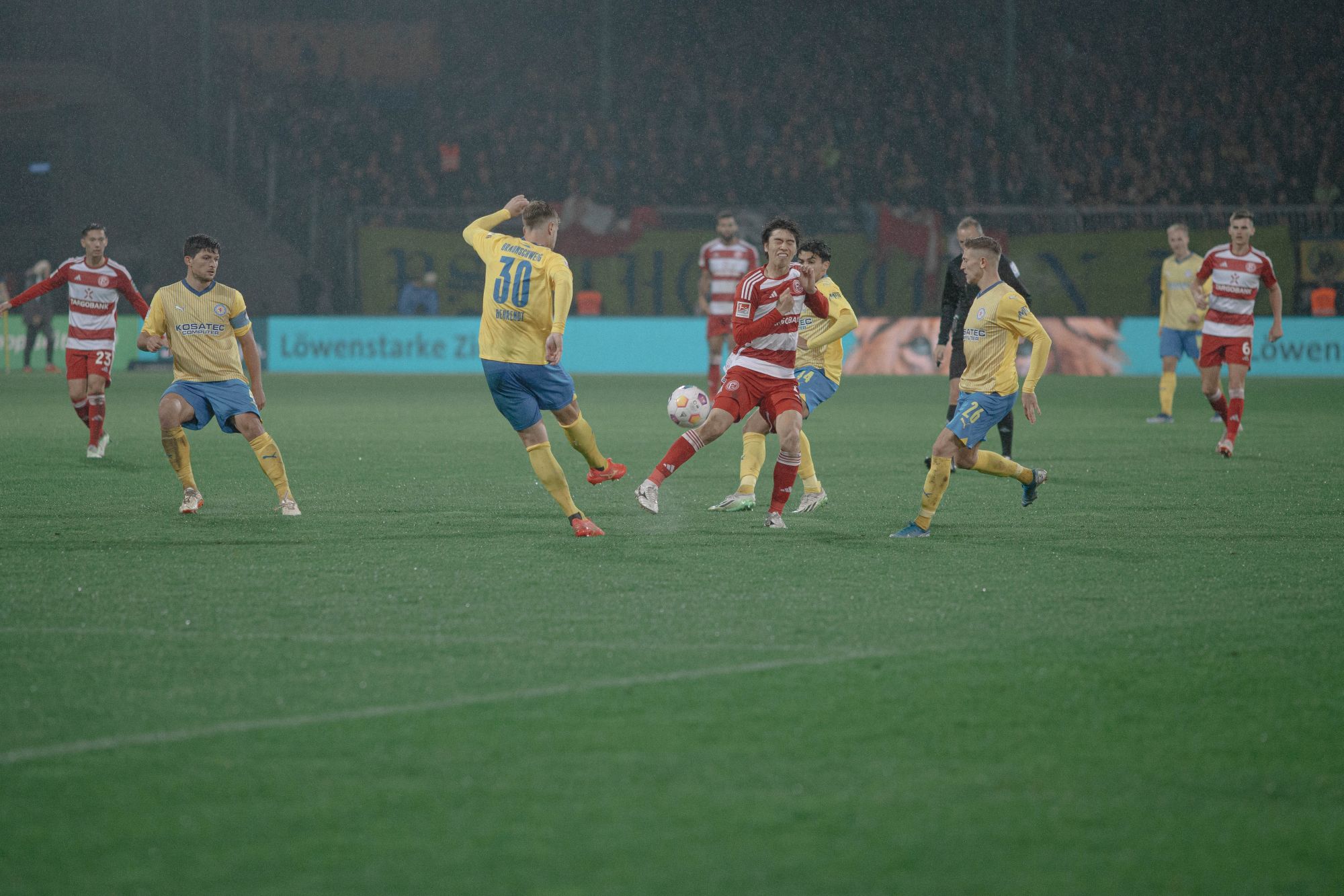 Braunschweig vs F95: Ao Tanaka mit vollem Einsatz (Foto: S. Drljaca)