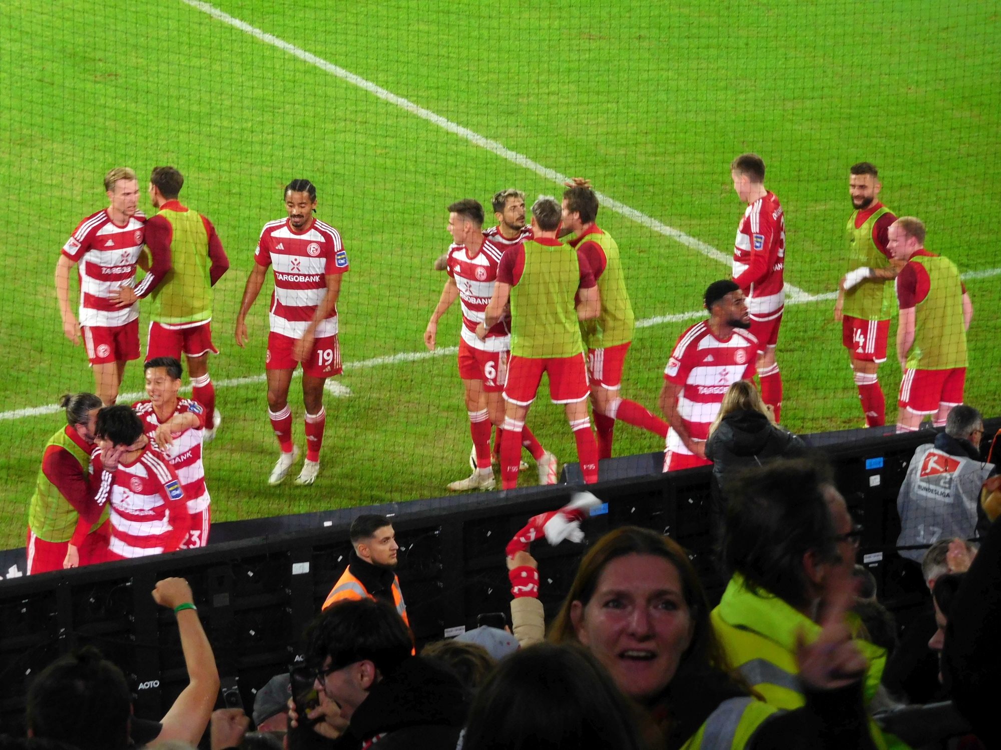 F95 vs K'lautern: Alle feiern Ao nach dem Siegtreffer (Foto: FP)