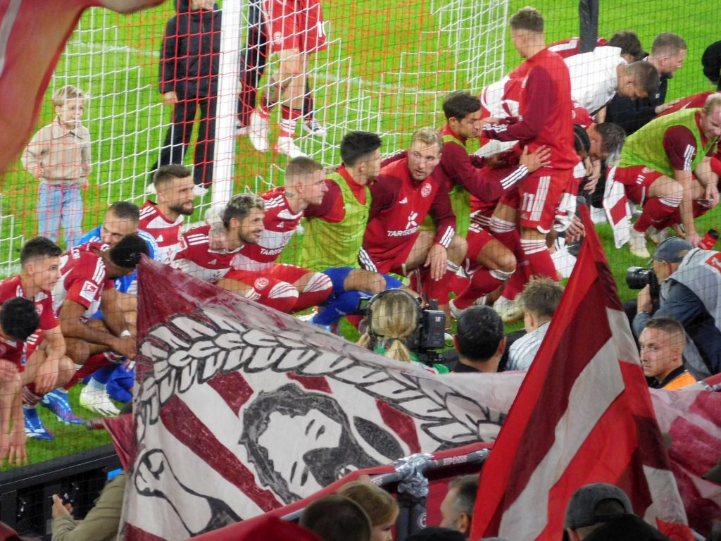 F95 vs K'lautern: Zum Feiern kommen die Spieler den Fans ganz nah (Foto: FP)
