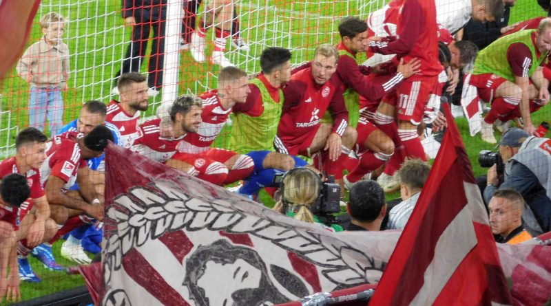 F95 vs K'lautern: Zum Feiern kommen die Spieler den Fans ganz nah (Foto: FP)