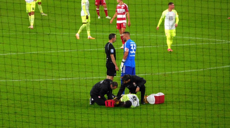 F95 vs K'lautern: Käpt'n Kastenmeier diskutiert mit dem Schiri (Foto: FP)