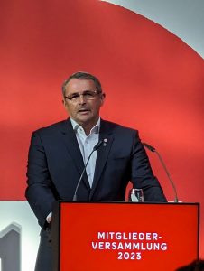 Klaus Allofs bei seinem Vorstandbericht (Foto: FP)