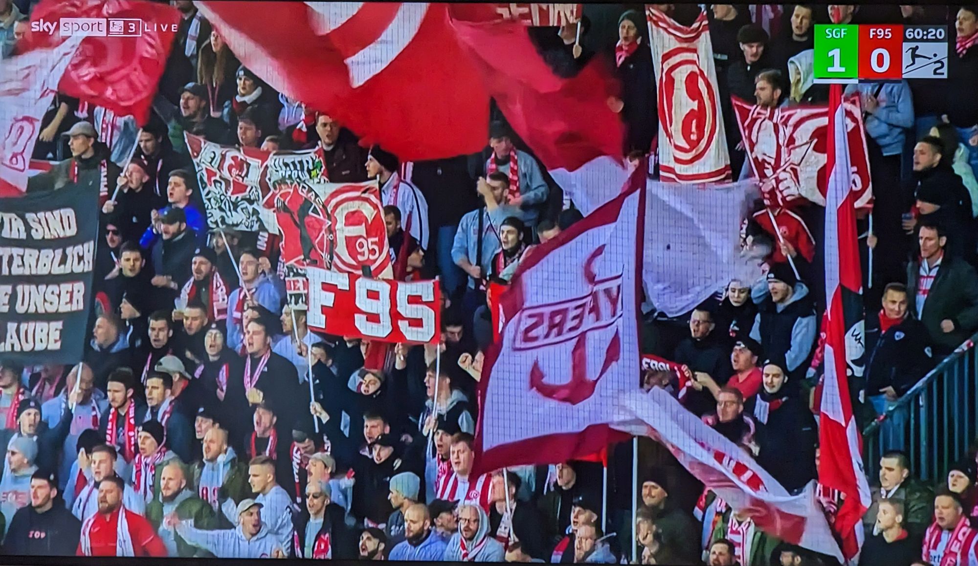 Fürth vs F95: Volle Unterstützung aus dem Gästeblock (Screenshot Sky)