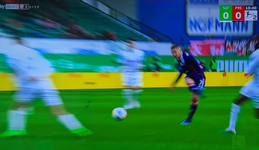 Fürth vs F95: Tzolis mit perfekter Schusshaltung (Screenshot Sky)