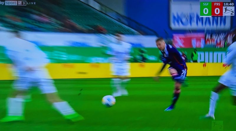 Fürth vs F95: Tzolis mit perfekter Schusshaltung (Screenshot Sky)