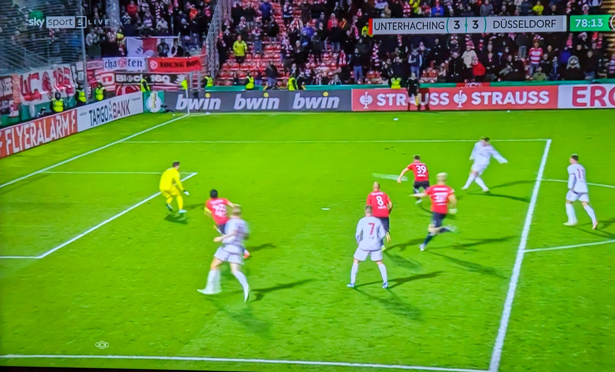 Unterhaching vs F95: Ja, ja, ja, Ísak macht das 3:3!!! (Screenshot Sky)
