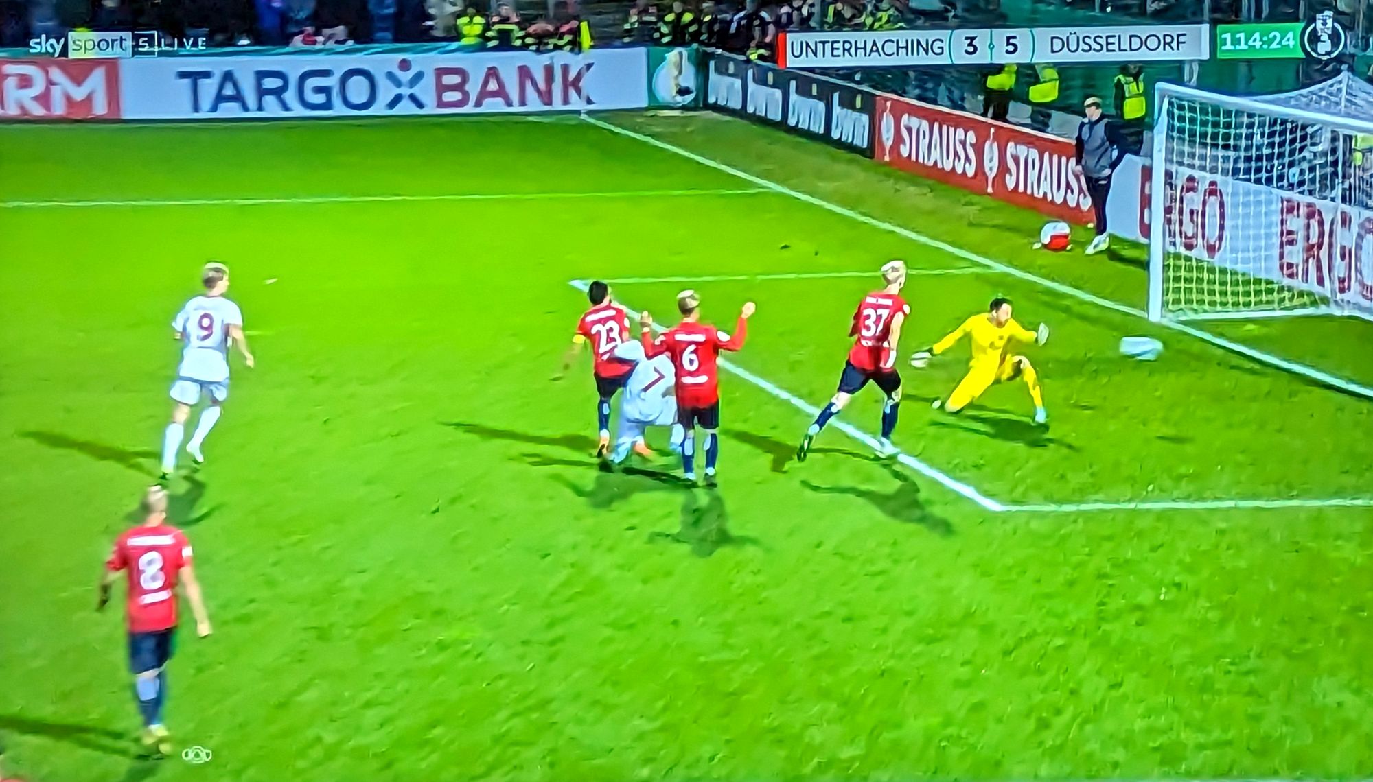 Unterhaching vs F95: Der schlitzohrige Chris zaubert das 3:5 (Screenshot Sky)