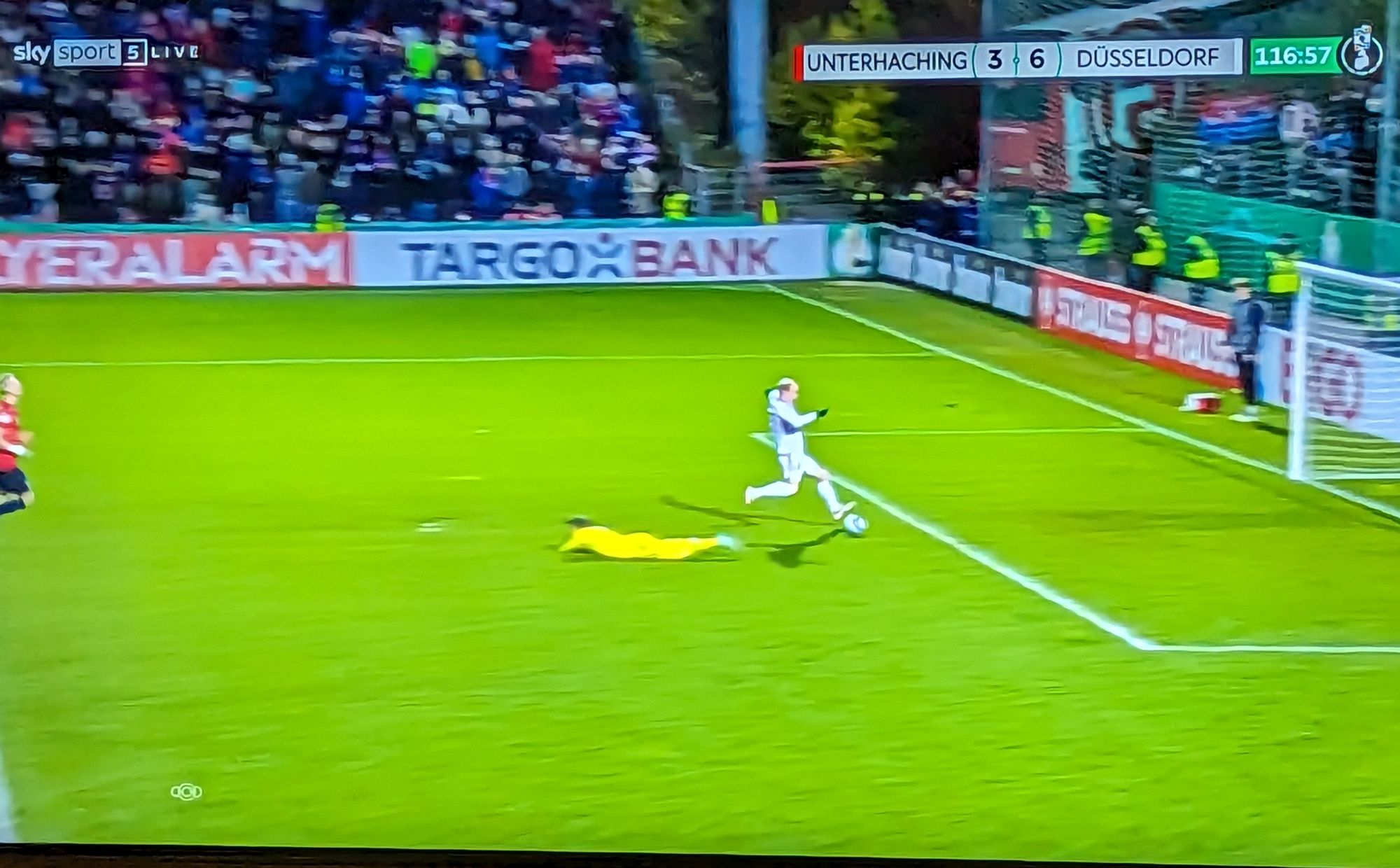 Unterhaching vs F95: Dennis macht das 6:3 (Screenshot Sky)