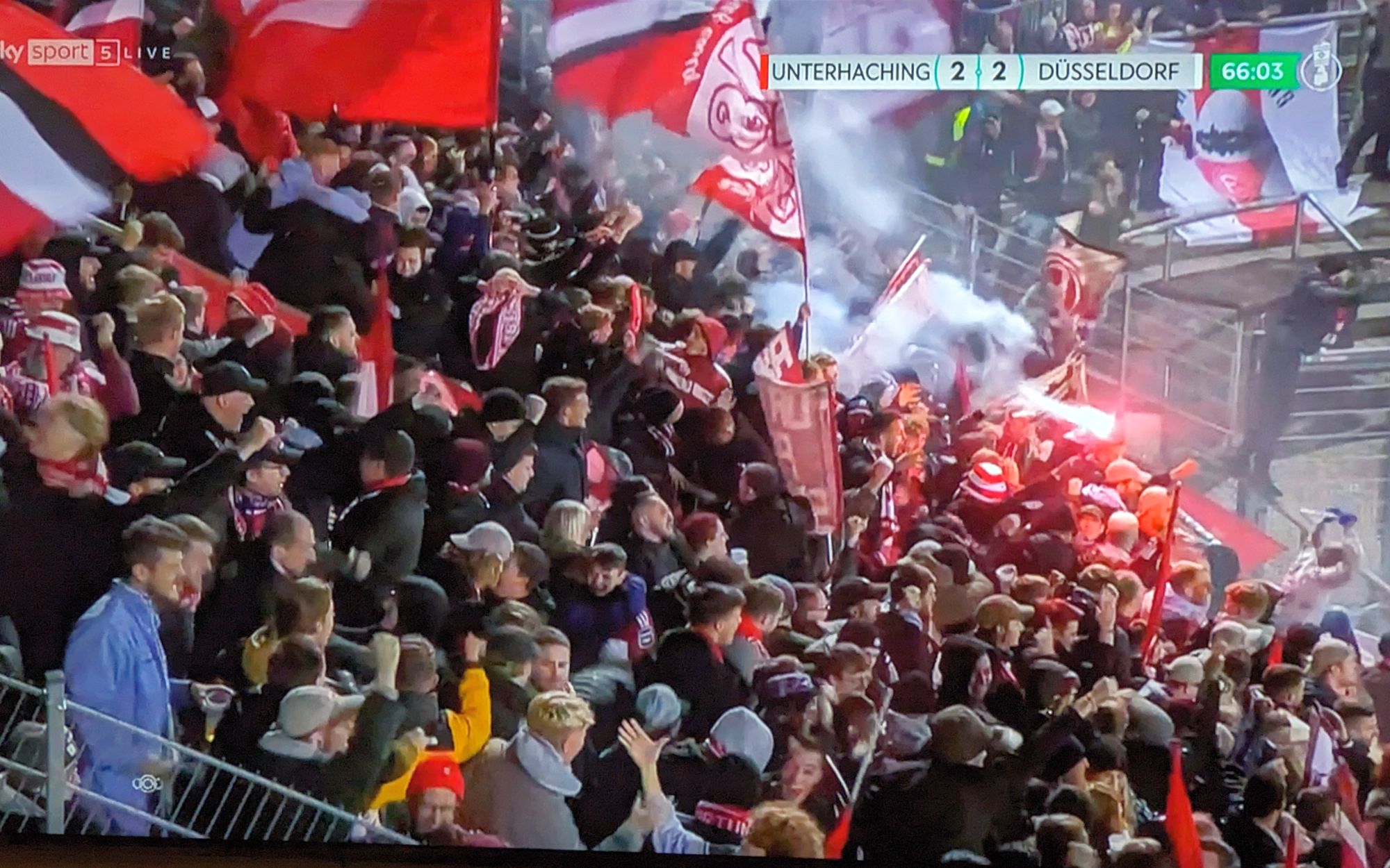 Unterhaching vs F95: Bisschen Rauch nach dem befreienden2:1 (Screenshot Sky)
