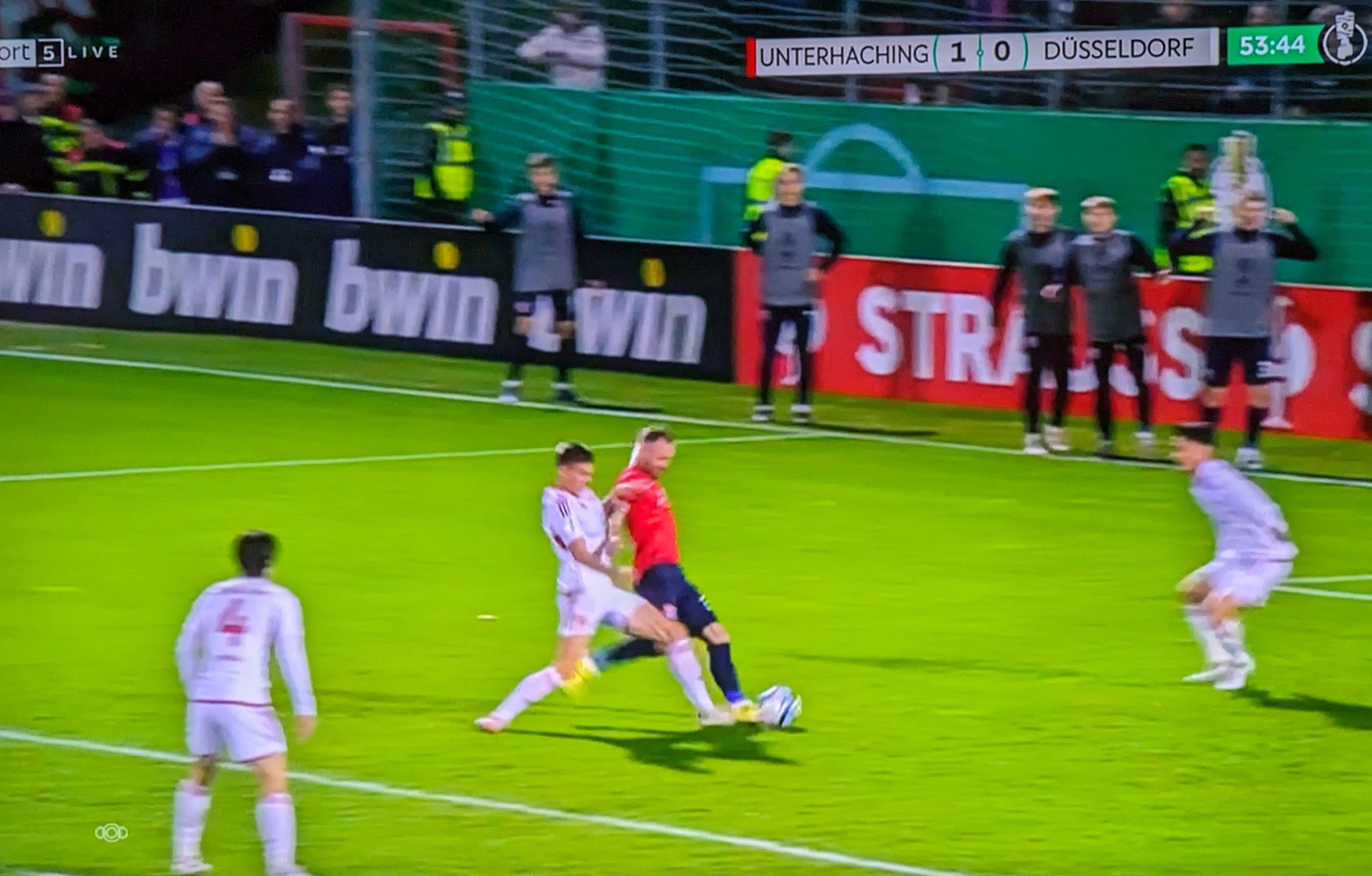 Unterhaching vs F95: Yannik Engelhardt verschuldete den Elfer zum 2:0 (Screenshot Sky)