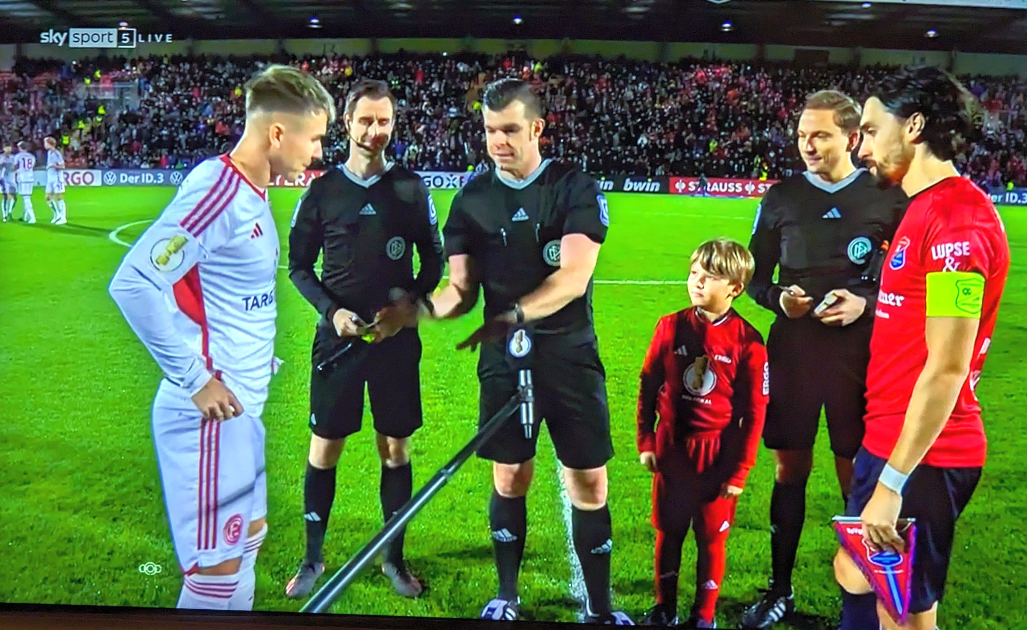 Unterhaching vs F95: Der Schiri mit der Scheißfrisur (Screenshot Sky)