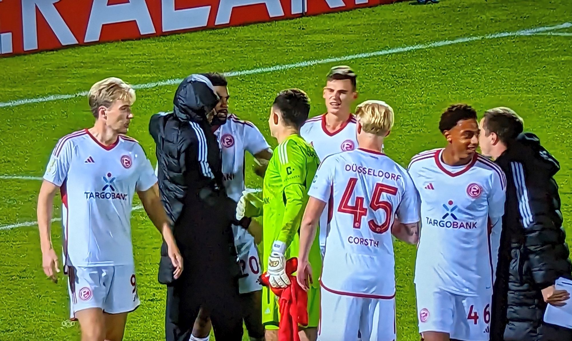 Unterhaching vs F95: So sehen Sieger aus. (Screenshot Sky)
