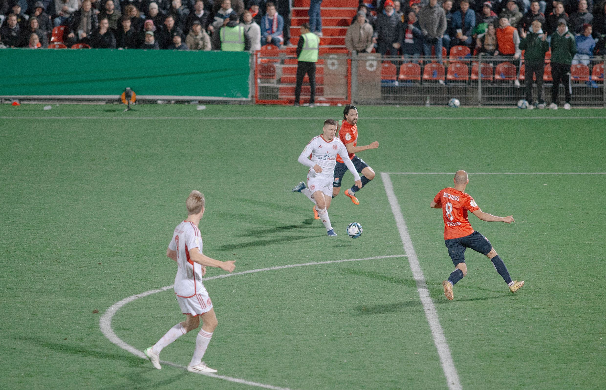 Unterhaching vs F95: Chris Tzolis im Dribbling (Foto: Sandra Drljaca)