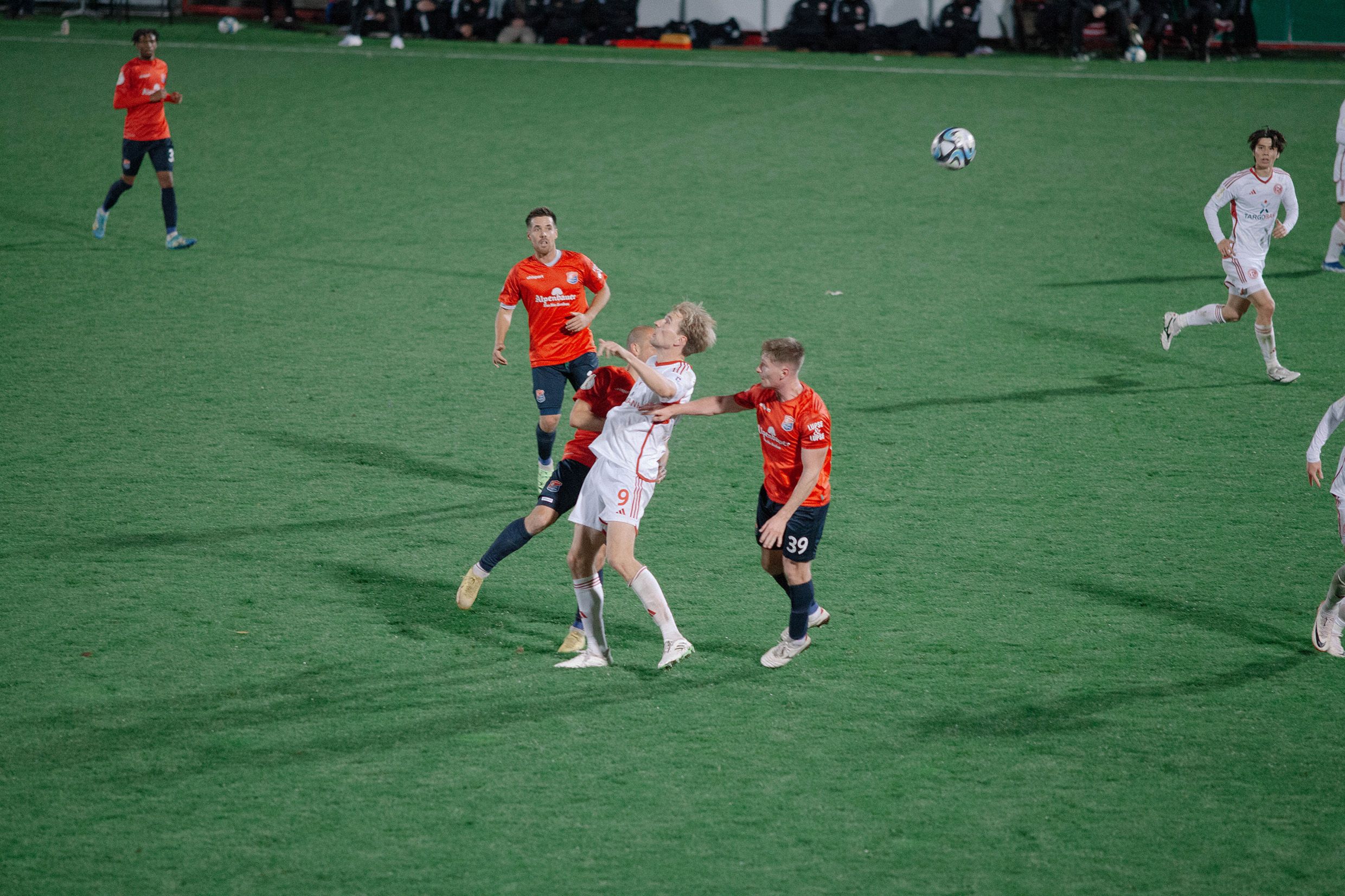 Unterhaching vs F95: Vince Vermeij im Duell (Foto: Sandra Drljaca)