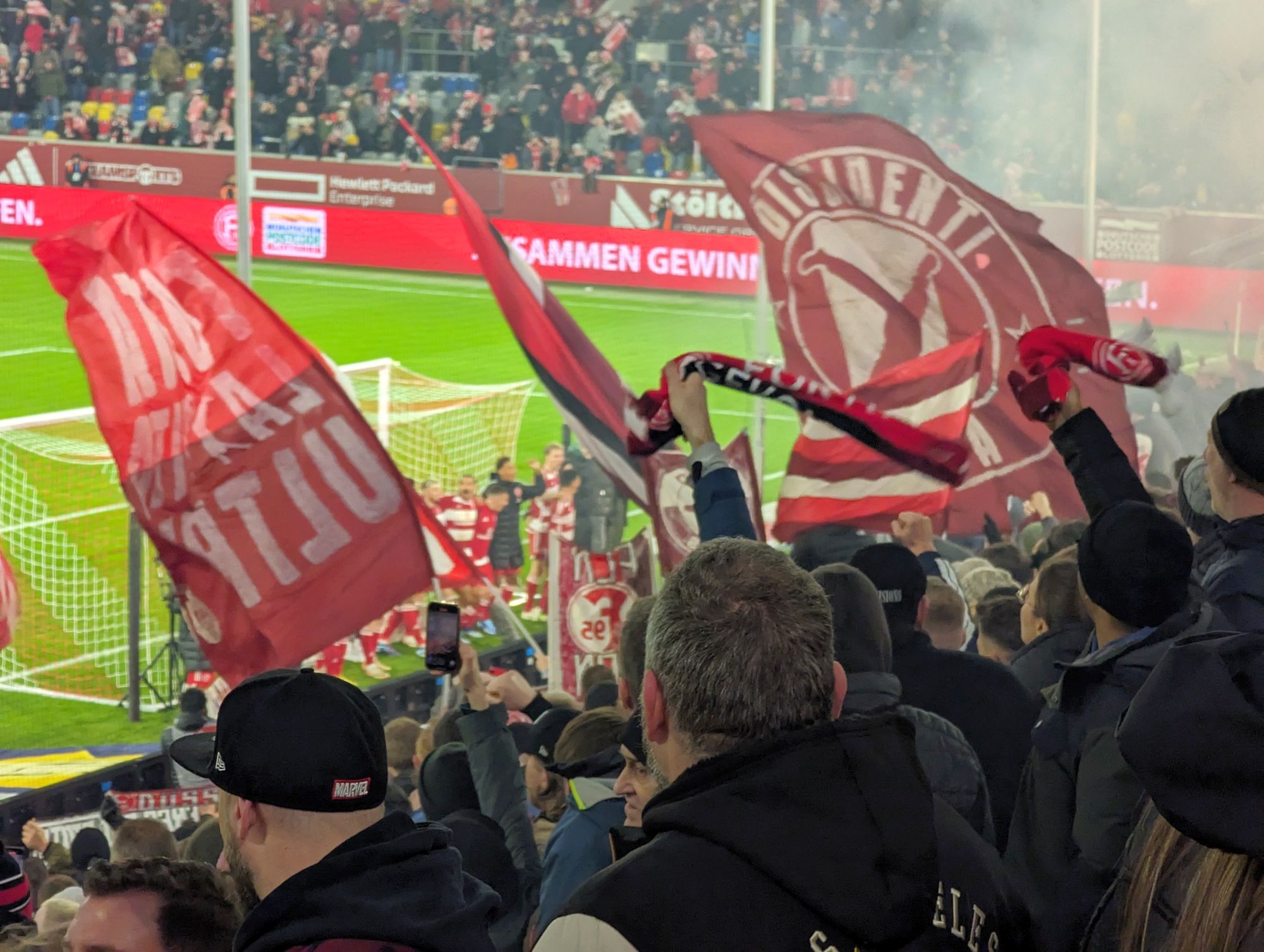 F95 vs Schalke: Nach Abpfiff gibt's Streicheleinheiten (Foto: FP)