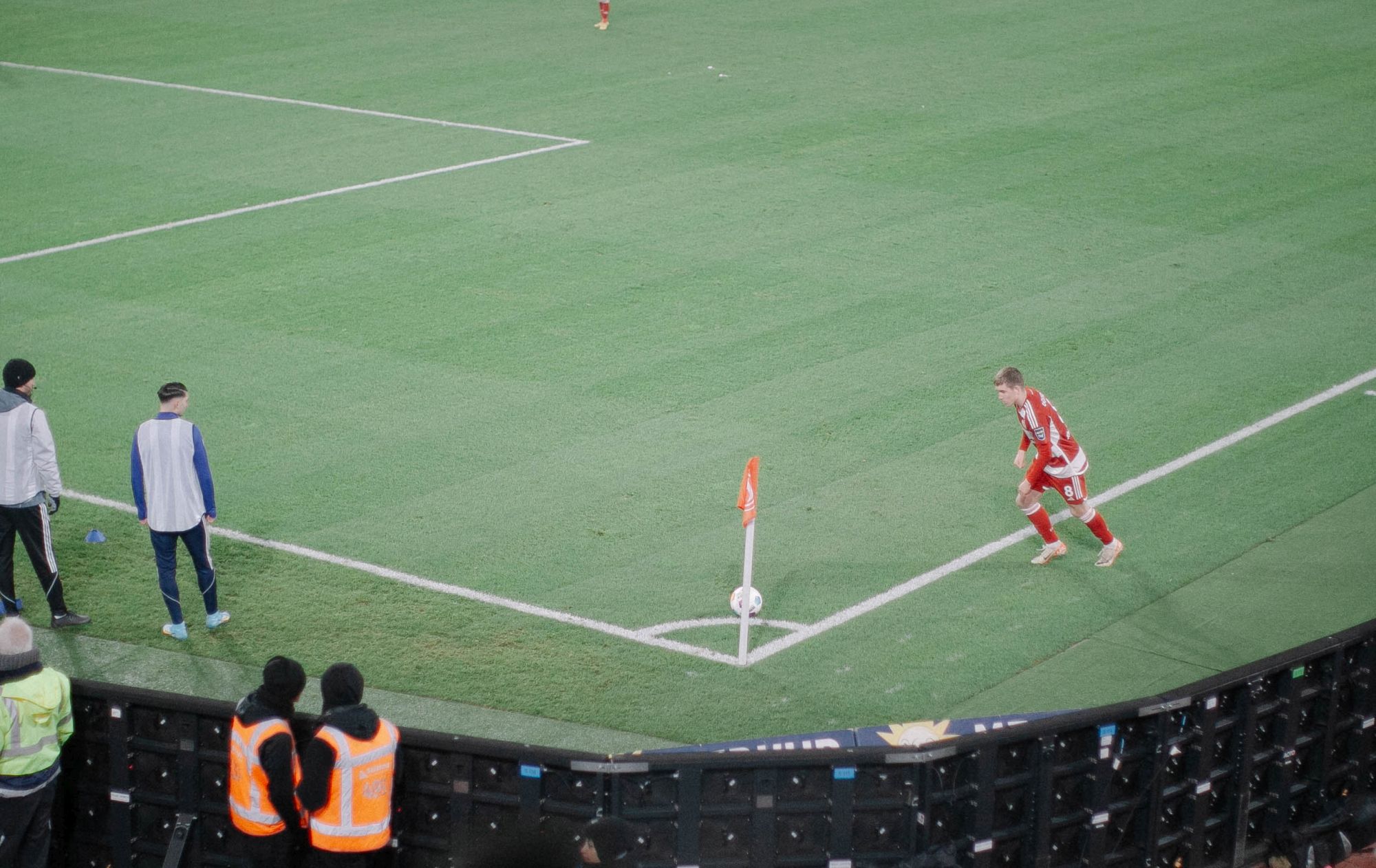 F95 vs Schalke: Ísak schießt ne Ecke (Foto: Sandra Drljaca)