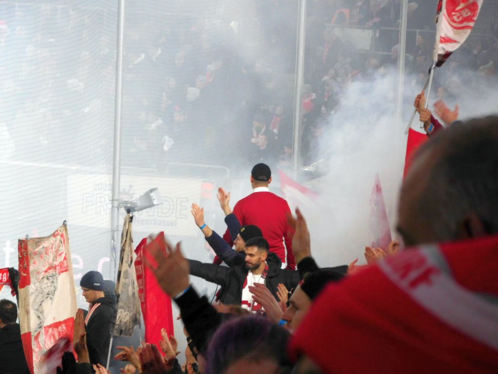 F95 vs Schalke: Freude auf der Süd nach dem Sieg (Foto: FP)