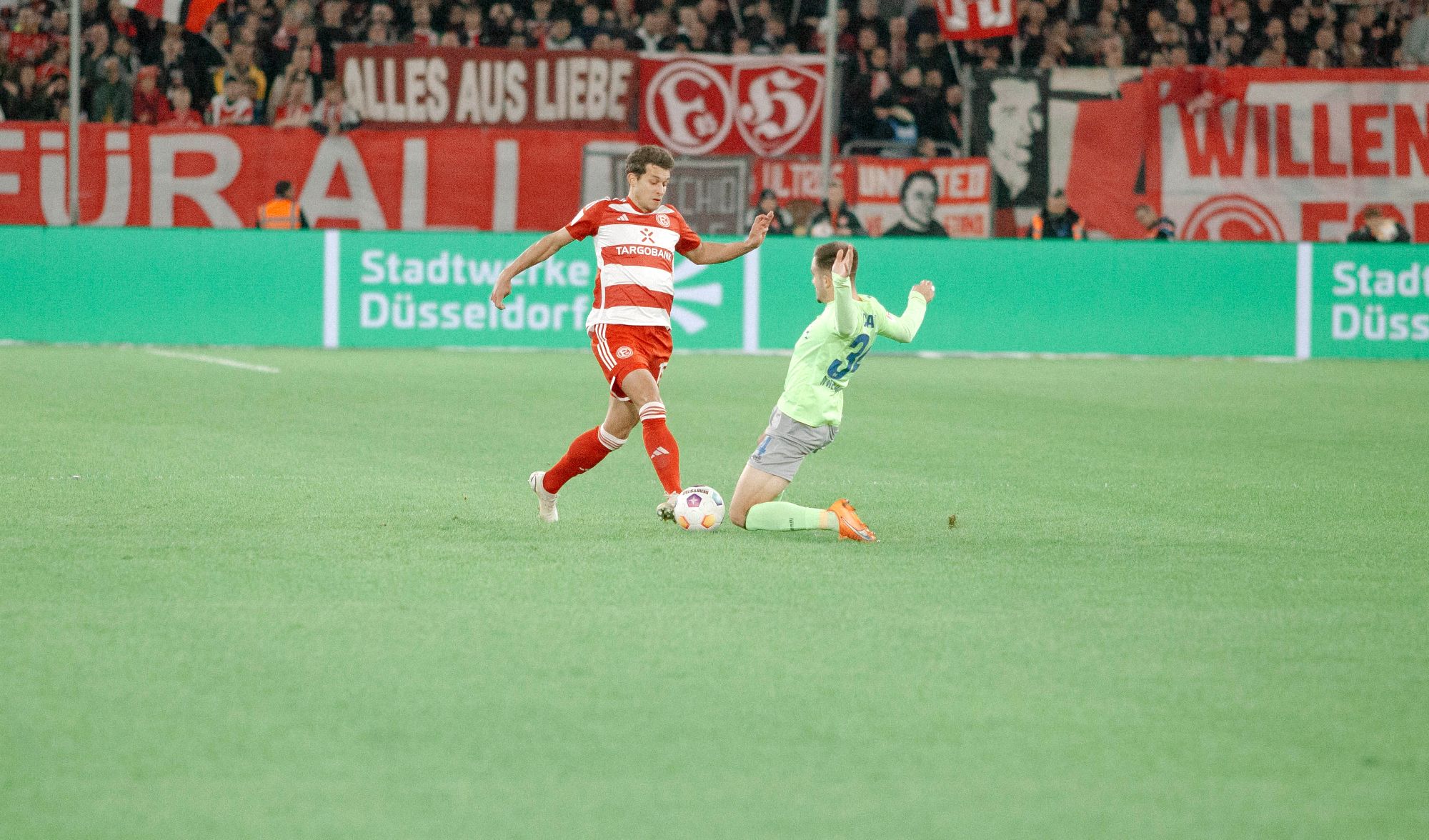 F95 vs Wehen: Oberdorf im Zweikampf (Foto: Sandra Drljaca)
