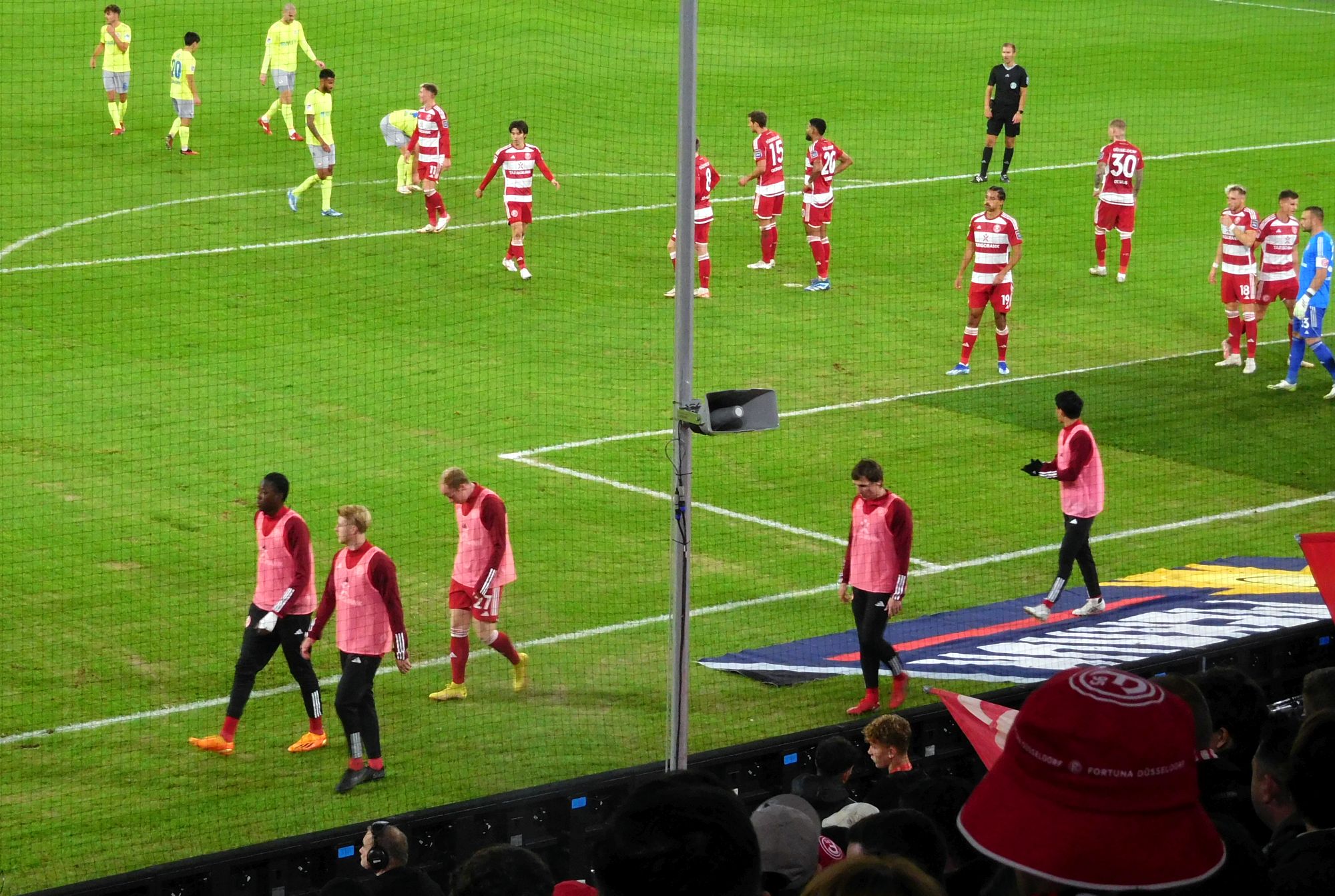 F95 vs Wehen: Auswechselspieler in Pink (Foto: FP)