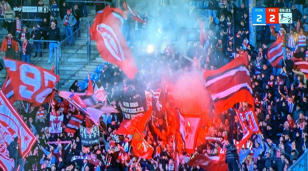 Magdeburg vs F95: Der Fortuna-Block strahlt vor Freude über den Sieg (Screenshot Sky)