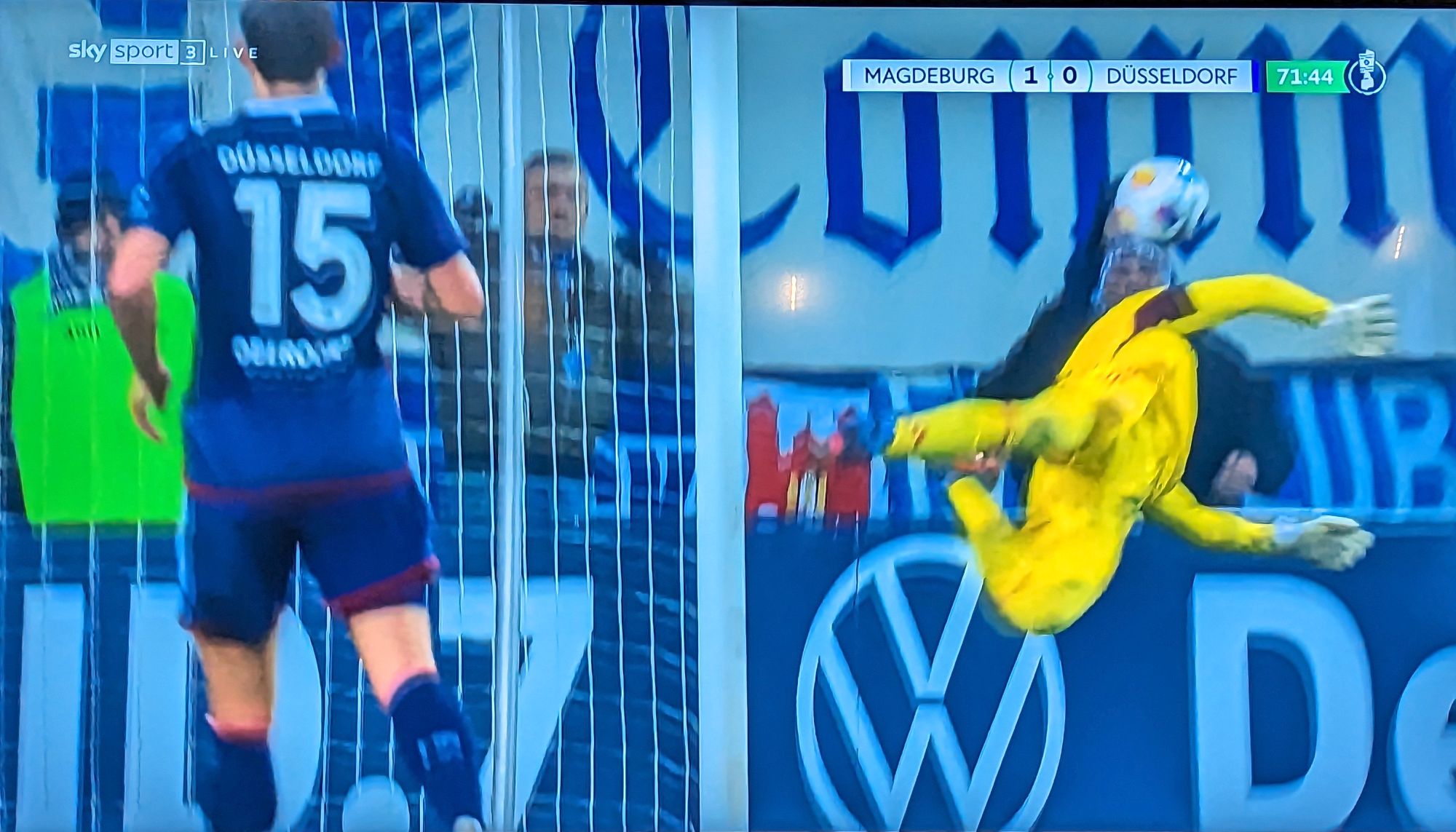 Magdeburg vs F95: Die Flugshow des Karol Niemczycki  (Screenshot Sky)