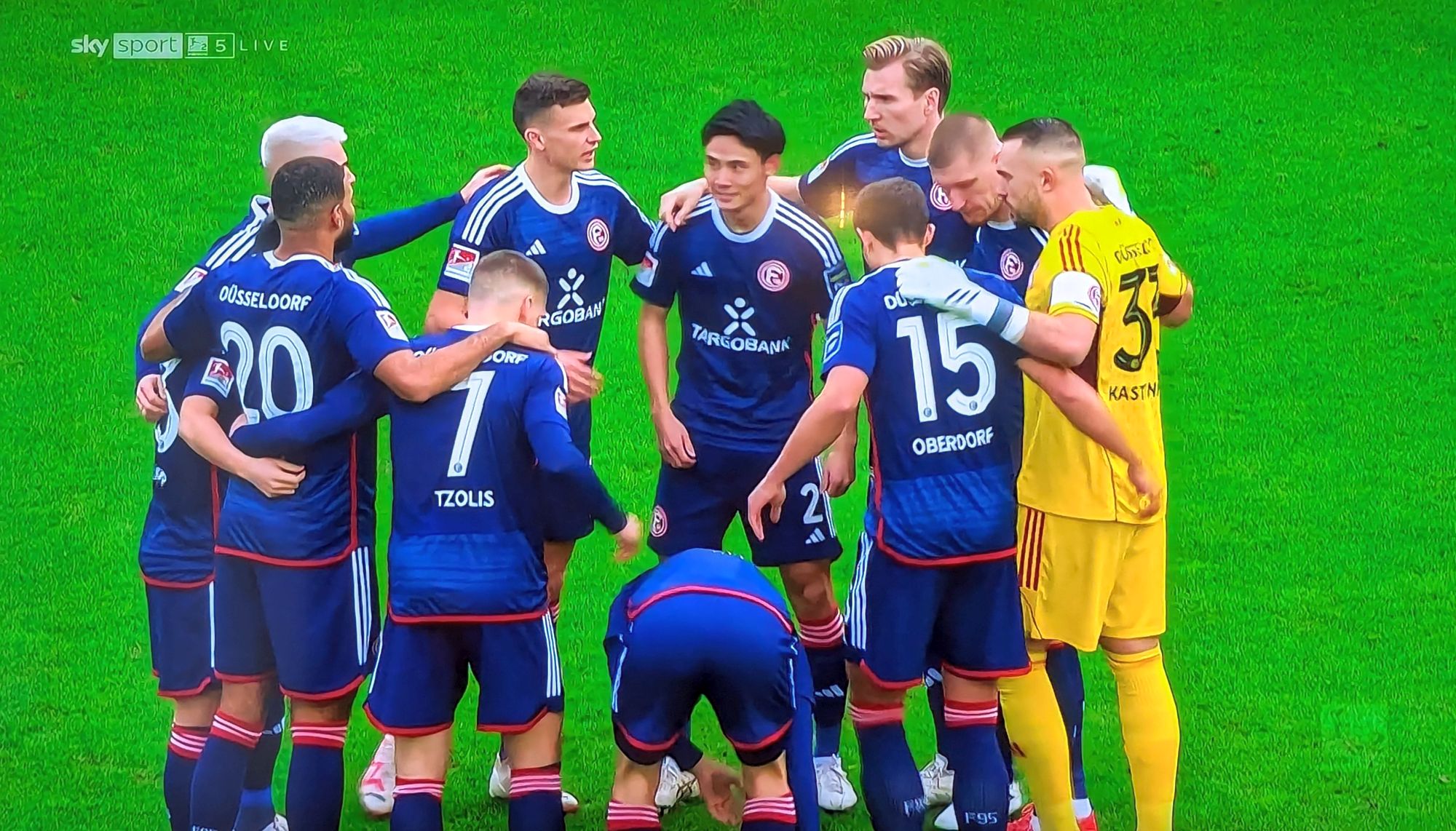 Magdeburg vs F95: Motivationskreis vorm Anpfiff (Screenshot Sky)